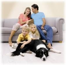 Куче и семейство в дома